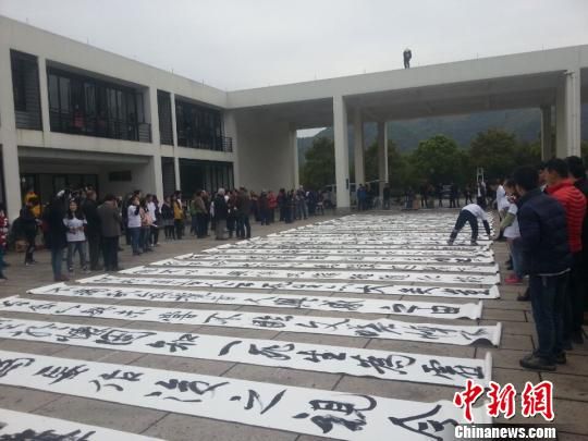 书写《兰亭序》现场　陈文龙　摄