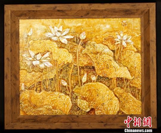 李陆娟蛋壳漆画作品《荷花》。　唐李嫒莎　摄