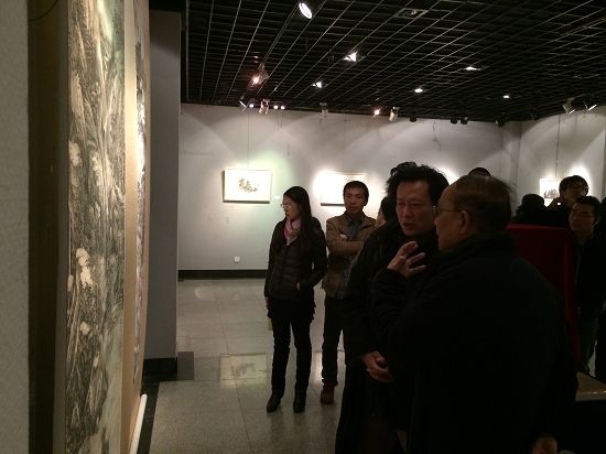 引发讨论的上师大“同行山水间”萧海春师生山水画教学展现场（右一萧海春、右二樊波）