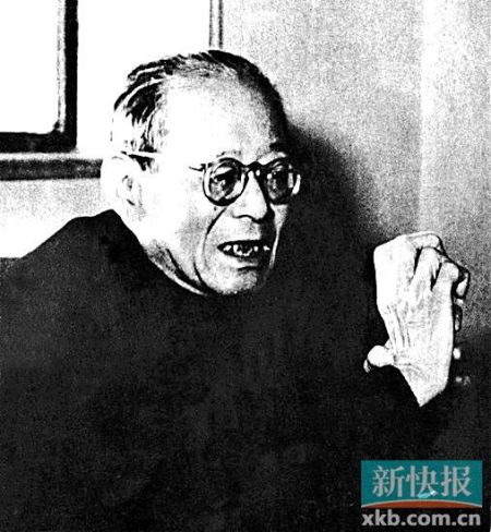 简介 沈尹默 (1883-1971年)浙江吴兴人。原名君默,字中,后改名为尹默,号秋明,匏瓜、闻湖等。曾留学日本。后任教北京大学,中法大学教授,北平大学校长等职。擅长“二王”书风,晚年主持上海新书法篆刻研究会,致力书法教育,被后人尊称为现代帖学的启蒙者、开派人物。