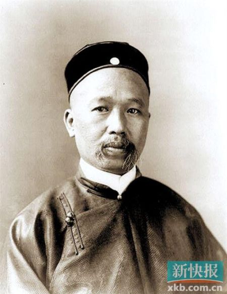 简介 康有为 (1858-1927),名祖诒,字广厦,号长素,广东南海人,近代著名政治家,书法家和学者。旗帜鲜明提倡“尊魏卑唐”的书法思想。