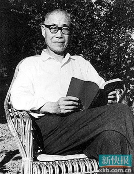 简介 潘天寿 (1897-1971),字大颐,自署阿寿、雷婆头峰寿者等。现代著名画家、教育家。浙江宁海人。擅长画花鸟、山水,兼善指画,亦能诗词、书法、篆刻。