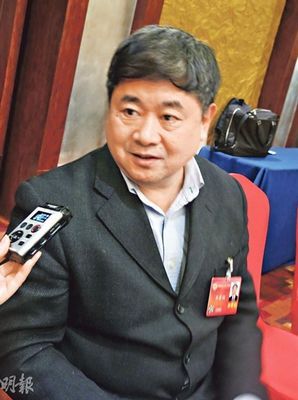 北京故宫院长单霁翔。</p>

<p>　　单霁翔澄清，有报道台北故宫博物院院长冯明珠提出的制定“司法免扣押法案”，其实台北故宫文物来内地并不会被扣押，这也并非冯明珠的要求，而是台湾法律的要求，但大陆目前还无相关立法。</p>

<p>　　1948年至1949年初，国民党集团分3批将近3000箱北京故宫精品文物运往台湾，自此，故宫的文物分栖两岸。但单霁翔称，近年两岸故宫交流频繁，北京故宫也向台北故宫借鉴了不少经验，即将在海淀区新建的故宫博物馆群在陈列方式上就将参考台北故宫；两岸也将于今年底共同举办多个展览，庆祝北京故宫博物院成立90周年。“冯院长上月给我发短信，说宫廷画师朗世宁来华300年，两岸都有郎世宁作品，就希望共同展出”。此外，两岸还首次进行青铜器研究项目合作，将持续6至8年。</p>

<p>　　北京故宫近年被媒体曝出如办私人会所、文物损害等新闻，但单霁翔认为，批评和负面报道其实最珍贵。他更设定了媒体微信粉丝团，让媒体随时向自己提出质疑或建议。</p>

<p>　　最后，他也透露，1个月前香港康文署曾组织5个博物馆馆长到京，提出香港今后3至5年的展览需求；但他也表明，难再有《清明上河图》之类的珍贵文物展览，一是珍贵文物展出后要休整3年，而未来的展览也更强调故事性，并非简单陈列。</p>
<!-- publish_helper_end -->
                 

					<div class=