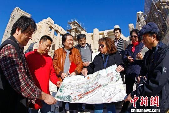 雅典卫城负责人向“彩绘丝路”第四次海外采风考察团介绍雅典卫城整体概况及文物修复进展情况。 保圣 摄