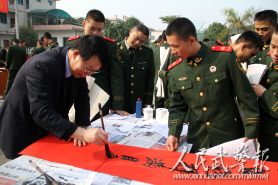 书法家在警营挥毫泼墨。图片</p>

<p>　　活动现场，书画家们纷纷抒发情怀、寄情于景，用书画的形式向一支队官兵表达了新春的问候。书画家们书写的作品字体笔力苍劲、气势如虹，创作的荷花、翠竹等国画惟妙惟肖、栩栩如生，使许多书画爱好者跃跃欲试，并纷纷向老师求教。期间，书画家还与官兵一起交流书法艺术，现场为官兵讲解了书画艺术的博大精深。</p>
<!-- publish_helper_end -->
                 

					<div class=