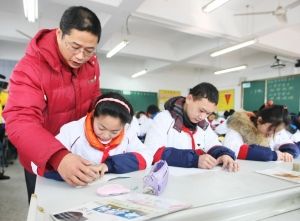 老师正在教学生练习硬笔书法。张卓君 摄 