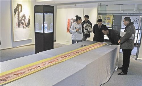 市民在欣赏“新京派”当代水墨重庆展。 