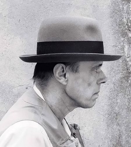 约瑟夫·博伊斯(Joseph Beuys)，德国著名艺术家，以雕塑为其主要创作形式。被认为是的20世纪70、80年代欧洲前卫艺术最有影响的领导人。