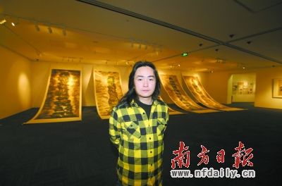 舒勇和他赴威尼斯双年展参展的作品“古歌砖”（右下角）。