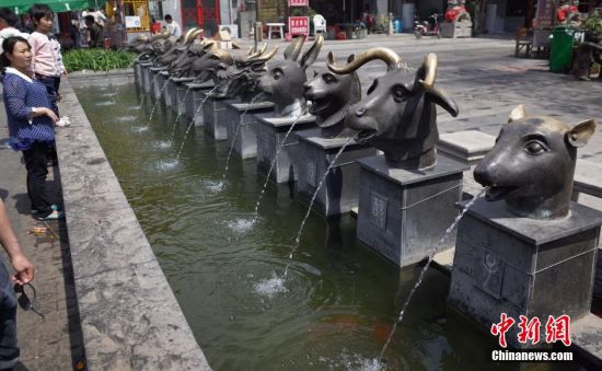 山寨版圆明园十二兽首抢眼太原街头