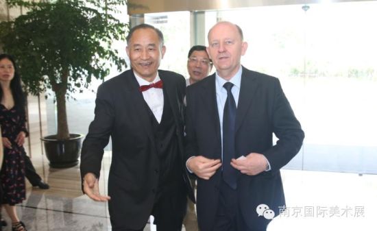 严陆根董事长与白俄罗斯驻沪总领事馆总领事马采利Valeriy先生步入会场