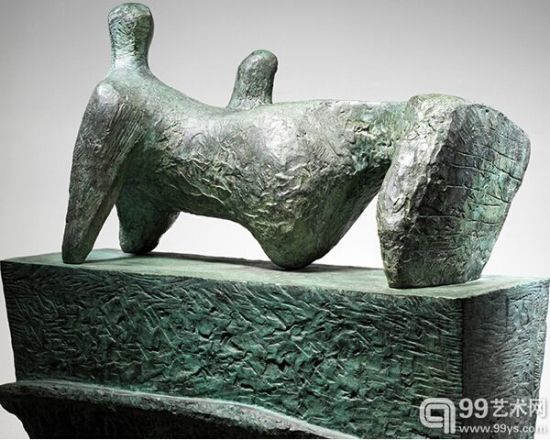 “基座斜倚像”（Reclining Figure on a Pedestal）