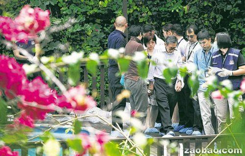 死者颜婉玉19日被发现死在维多利亚园路洋房住家中，人浮在椭圆形泳池里。图为警方在命案现场搜证和调查。（新加坡《联合早报》/邝启聪 摄）