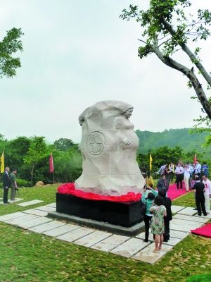 雕塑《恩》的落成，引来诸多当地市民参观。