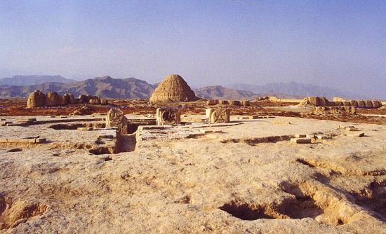 图4a 西夏王陵3号陵西碑亭人像石碑座出土原貌