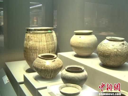 图为展出的“原始瓷器”　葛勇　摄