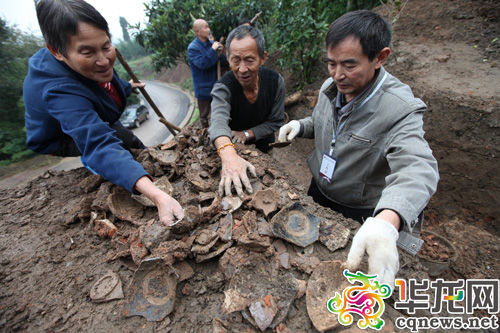 今日，走进考古现场“铜梁县黄门窑址”在铜梁县举行。图为窑址内挖出的大量碗、碟、盘等。 记者 李文科 摄