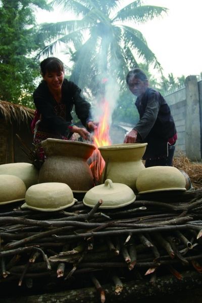 黎族制陶过程由挖陶、和泥、制坯等12个步骤组成