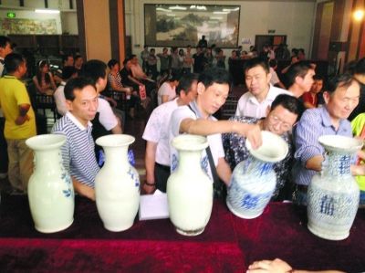 香港路文物监管品市场举办无底价拍卖，引起藏友关注 记者 张辉 摄