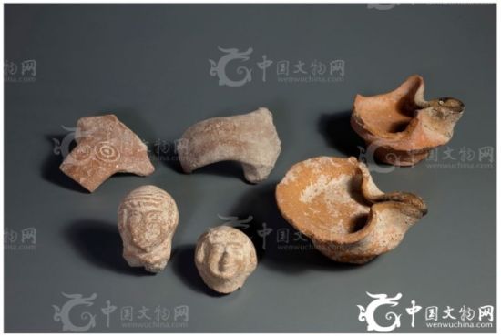 近日，以色列文物管理局(IsraelAntiquitiesAuthority)工作人员在位于该国大卫城基训泉(GihonSpring)地区的耶路撒冷公园围墙附近进行考古发掘时，顺利出土了一系列精美文物和历史物件，其中包括数以千计的陶器碎片、粘土油灯及陶俑等宝贵文化遗产，距今已有2700余年的历史。图为此次发现的粘土油灯、物件手柄及女俑头像等各种第一圣殿时期晚期文物。图片</p>

<p>　　在这些符文显示的名字中，以撒迦利亚(Zechariah)最为人们所熟知，同时也与圣经中的人物最为相似。据了解，撒迦利亚的父亲是比拿亚(Benaiah)，其子为先知雅哈悉(ProphetJahaziel)。撒迦利亚的名字曾出现于《历代志》(Chronicles)中，其中不但对他的家庭人物关系作出了具体说明，而且明确指出撒迦利亚曾在圣经中的约沙法王(KingJehoshaphat)之前预言以色列将前往攻打亚扪与摩押(Ammon&Moab)王国。</p>

<p>　　以色列文物管理局考古学家乔·尤塞尔(JoeUziel)博士和拿顺·赞通(NahshonZanton)博士在考古发掘过程中共同发现了这一带有符文的珍贵陶碗与第一圣殿时期的破坏有关。他们解释道，刻于陶器碎片上的字母大概可以追溯至公元前8世纪至7世纪，而陶碗则大约创制于希西家(Hezekiah)的统治和西底家(Zedekiah)王统治下的耶路撒冷毁灭年间。此外，考古学家还表示该符文的篆刻是先于陶碗的烧制，这表明这些符文原本是在陶碗完整之时装饰于其边缘，而并非在文物破碎之后刻于碎片之上。</p>

<p>　　尽管陶碗上刻有符文的目的并不十分明朗，但考古学家初步假定该符文陶碗可能含有某种特殊寓意，也许是由碗中雕刻姓名的个人捐献，或者是赠予这位神秘人物。(中国文物网编译报道)</p>

<p>　　文章</p>

<p> </p>
<!-- publish_helper_end -->
                 

					<div class=