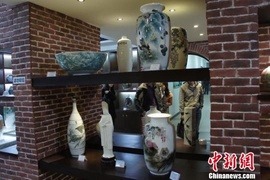 “2013年湖南（香港）投资贸易洽谈周”湘瓷艺术精品预展上的醴陵釉下五彩瓷。　李俊杰　摄