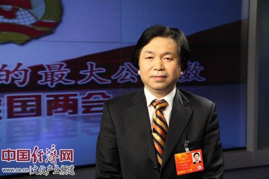 全国人大代表、景德镇陶瓷学院美术学院院长何炳钦 中国经济网记者王泽彪 摄