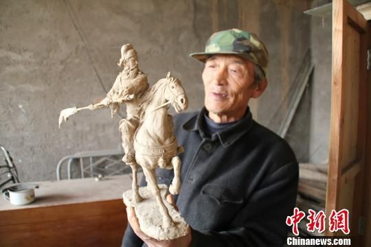 图为张其林展示作品“关公” 刘洋 摄