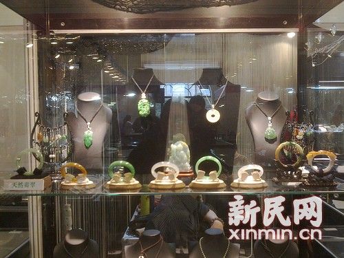 珠宝商展出的翡翠饰品。新民网记者卜春艳 摄