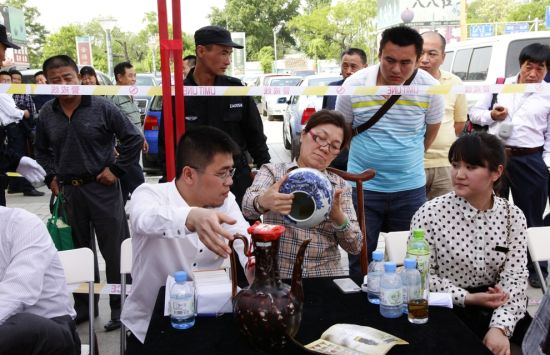 民间鉴宝活动现场