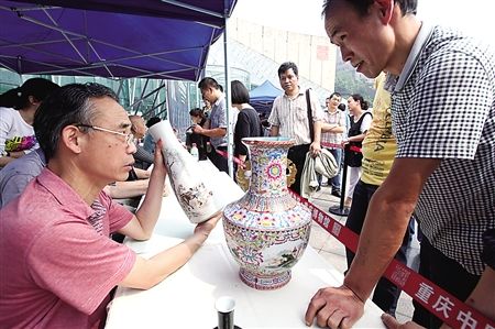 昨日，三峡博物馆，专家们在为市民鉴宝。 记者 邹飞 摄