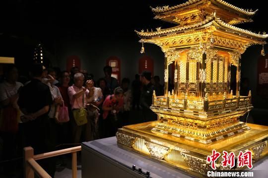 6月14日，“盛世佛光——汶上宝相寺塔地宫出土佛教文物展”在山东省博物馆展出。当日展出佛牙、舍利、金棺银椁、跪捧真身菩萨等29件珍贵佛教文物。　梁犇　摄