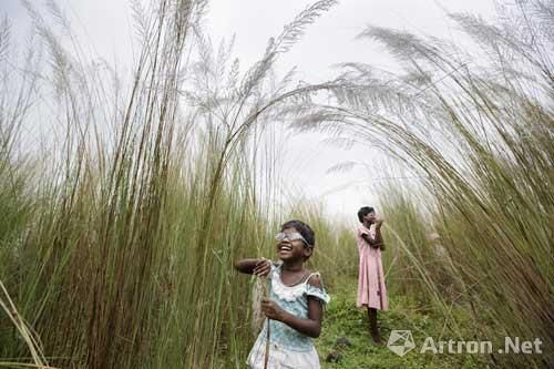 3.《初见光明2》。专业赛“时政”栏目入选作品，作者：南非Brent Stirton。