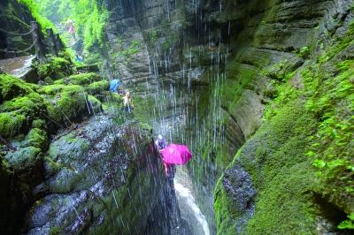 百余名摄影师冒雨拍摄古丈坐龙峡美景