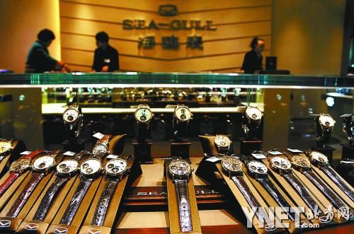 ■海鸥168万元一只的天价表和海鸥专卖店内产品