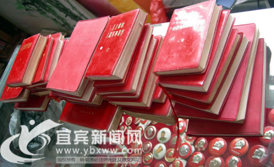 这些早年以低价从废品收购站获得的红色藏品，如今已身价倍增。（记者 王喻 摄）