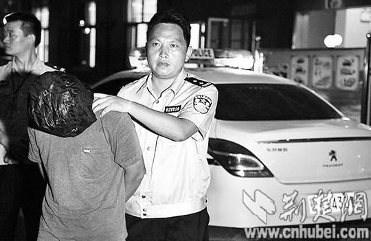 图为：办案刑警刘毅抓获犯罪嫌疑人曾某