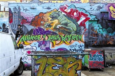 游客在“5Pointz”的涂鸦墙参观。