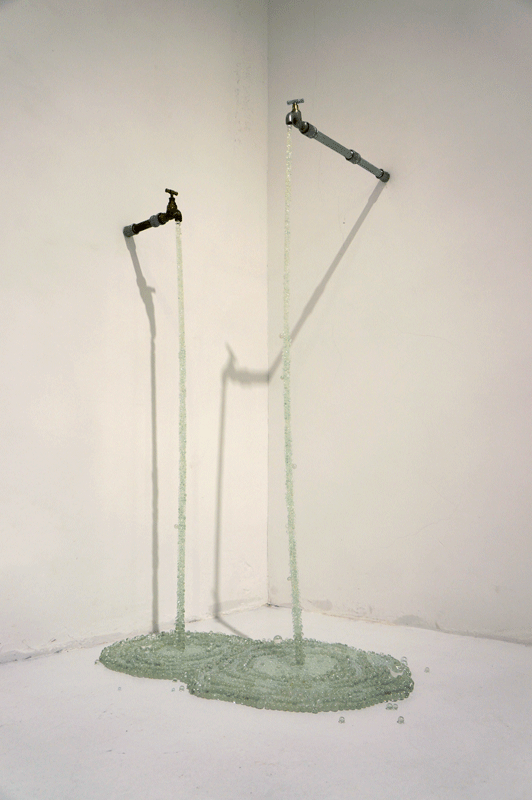 2012《淌若》 金属水龙头、亚克力、人造水晶80X60X125cm《Running》Taps,Acrylic & Artificial Crystal Balls80X60X125cm